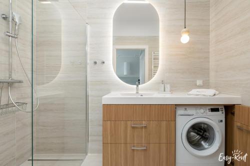 Koupelna v ubytování Rezydencja Niechorze Apartament Easy-Rent 310B, widok na morze, basen kryty, klimatyzacja, sauna, jacuzzi - w cenie apartamentu