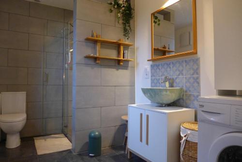 Vacation home with a view of nature, home theater, fireplace في Greifenstein: حمام مع حوض ومرحاض ودش