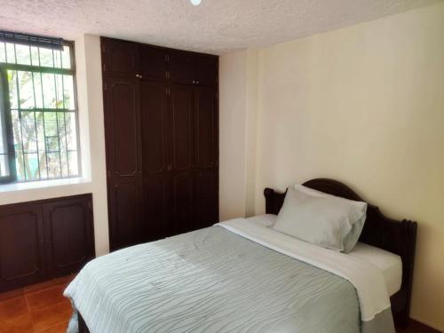 Ένα ή περισσότερα κρεβάτια σε δωμάτιο στο Casa Lili - Hospedaje en Cali