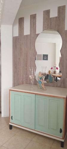 una habitación con un mostrador con espejo en Caelum House Apartamento, en Rafaela