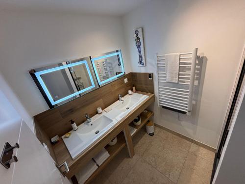 a bathroom with a sink and a mirror at La Croix Perette in Azay-le-Rideau