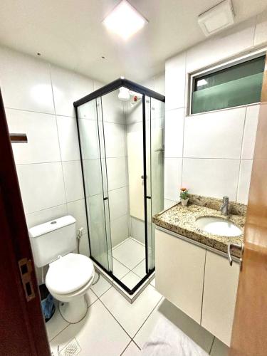 un bagno con doccia, WC e lavandino di Refúgio à Beira-Mar Cabo Branco João Pessoa a João Pessoa