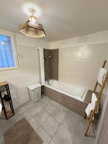 Ένα μπάνιο στο Spacieux Rez de Maison 7 Pers Clim Cour et Parking