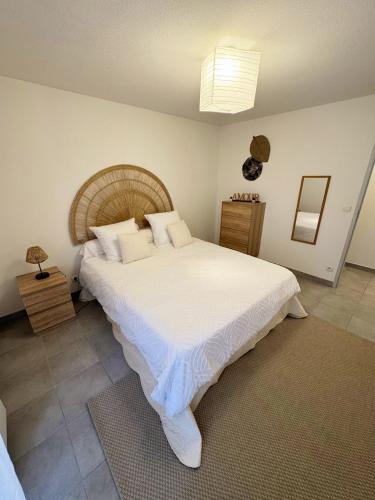 Ένα ή περισσότερα κρεβάτια σε δωμάτιο στο Spacieux Rez de Maison 7 Pers Clim Cour et Parking