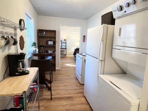 Nhà bếp/bếp nhỏ tại Rocky Court Apartments