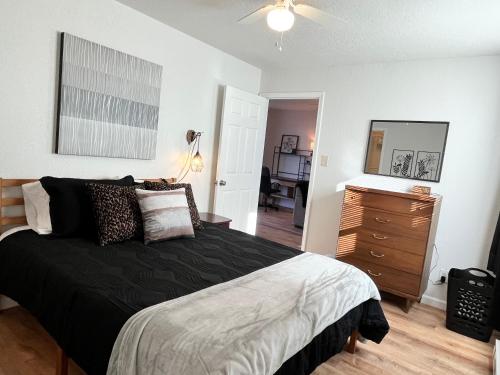 Giường trong phòng chung tại Rocky Court Apartments