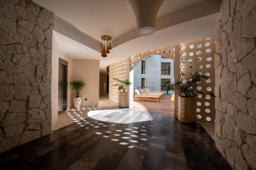 un corridoio di una casa con un muro di pietra di Oniric Condo Tulum a Tulum