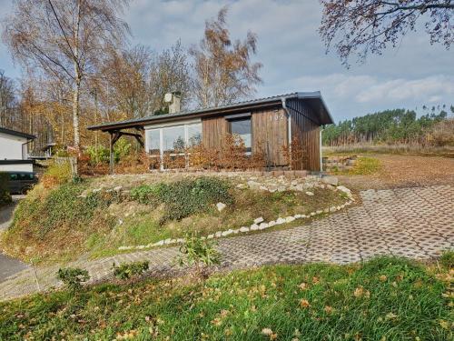 ein kleines Haus auf einem Hügel in der Unterkunft Ferienhaus Kammblick in Schwarzhausen