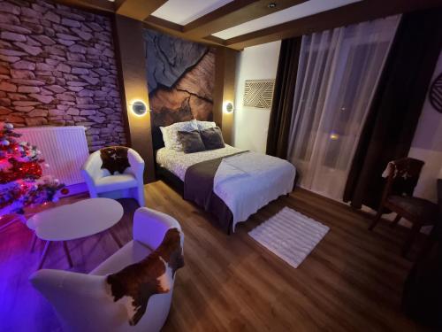um quarto com uma cama e uma parede de pedra em Esprit Chalet en centre ville Confort et charme em Tours