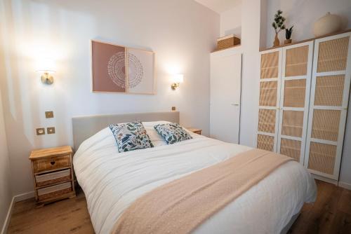 Ένα ή περισσότερα κρεβάτια σε δωμάτιο στο Normandy Cottage atypical apartment city center