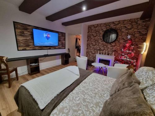um quarto com cama, lareira e árvore de Natal em Esprit Chalet en centre ville Confort et charme em Tours