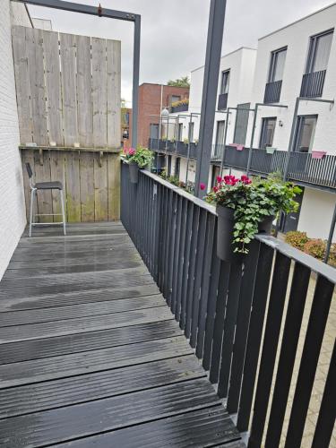 a wooden walkway with a chair on a balcony at Kopje van Haaglanden in The Hague