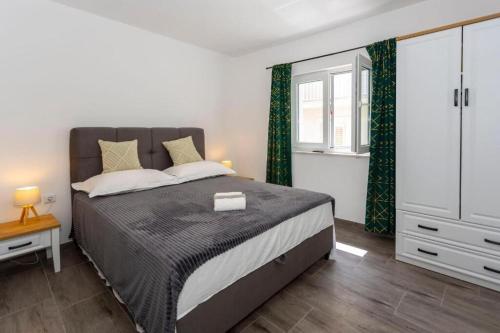 En eller flere senge i et værelse på Apartment Coastal Urban Nest