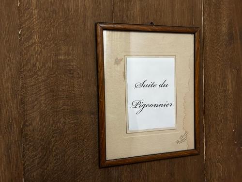 Isigny-le-BuatChateau isigny, Séjour romantique charm getaway的挂在墙上的画架