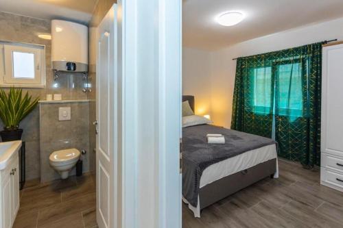 En eller flere senge i et værelse på Apartment Coastal Urban Nest