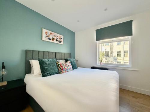 a bedroom with a large white bed and a window at Modern Apartment, Central Brighton Breakaway - Friends, Families, Work in Brighton & Hove
