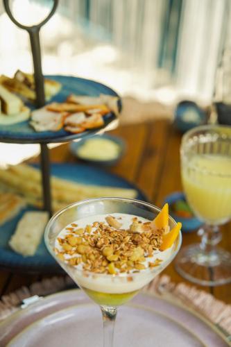 een drankje in een martini glas zittend op een tafel bij Umbelina Pousada Boutique in Porto De Galinhas