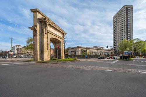 een oud gebouw op de hoek van een stadsstraat bij Camera privata bagno e balcone Duomo Battaglia Appartamenti in Milaan