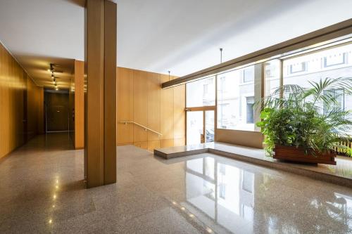 een lobby met planten in een gebouw bij Camera privata bagno e balcone Duomo Battaglia Appartamenti in Milaan