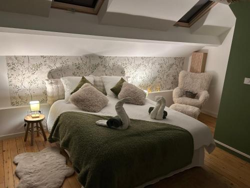 ein Schlafzimmer mit einem Bett mit zwei Vögeln darauf in der Unterkunft Thermo'Spa - Gîte Spa Privatif in Calais