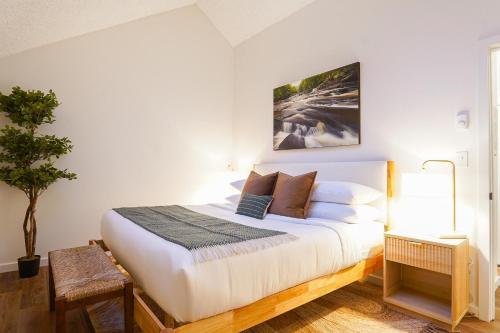 En eller flere senge i et værelse på Crystal Creek Retreat