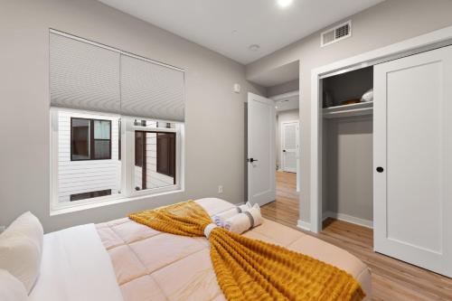 Collection By Soho DC - 1BD Apartment في واشنطن: غرفة نوم بسرير كبير ونافذة