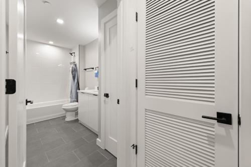 Collection By Soho DC - 1BD Apartment في واشنطن: حمام أبيض مع مرحاض ومغسلة