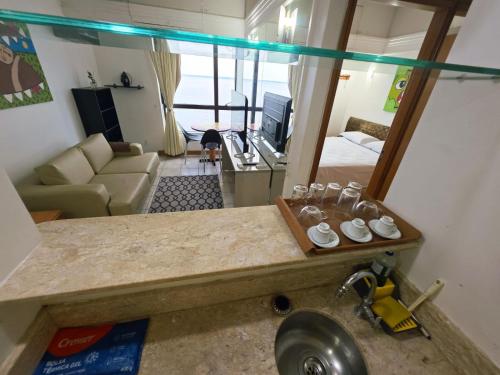 una stanza con cucina e soggiorno di tropical Flat Belissimo a Manaus