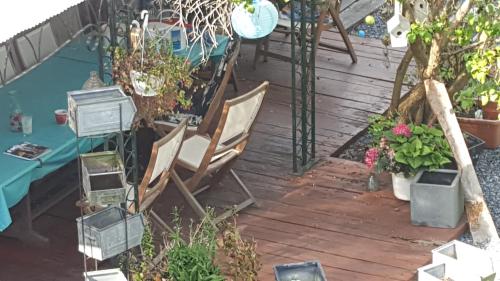 a patio with a table and chairs and potted plants at B&B Le Bonimenteur in Charleroi