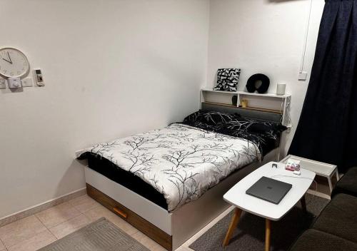 Ένα ή περισσότερα κρεβάτια σε δωμάτιο στο Spacious Private Fully Furnished Room with Large Private Kitchen Near Oman Avenues Mall