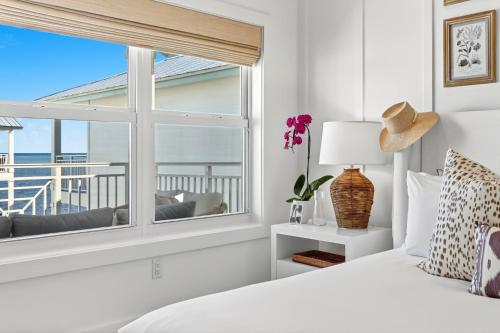 En eller flere senge i et værelse på Island Time - Oceanview Balconies- Dock- HTD Pool