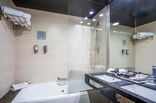 ein Badezimmer mit Badewanne, Waschbecken und Dusche in der Unterkunft Abba Huesca in Huesca