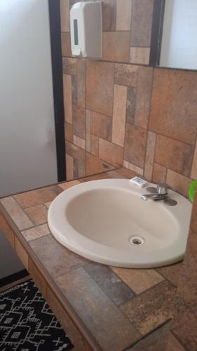 a white sink on a counter in a bathroom at Hyperrent habitaciones in Xalapa
