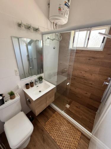 Un baño con ducha, inodoro y lavabo. en Casa a 3 cuadras del mar- Piriápolis, en Piriápolis