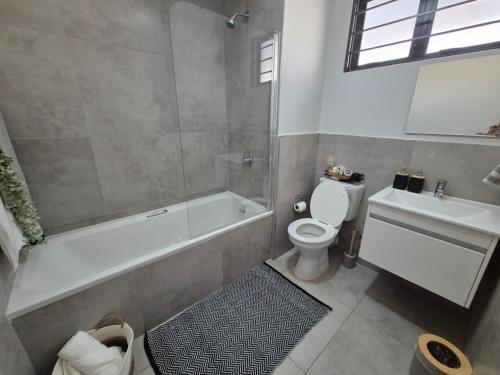 Ένα μπάνιο στο Village Vista at Atlasville 10km from OR Tambo