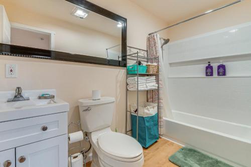 4 Mi to Dash Point State Park Peaceful Retreat في فيدرال واي: حمام مع مرحاض ومغسلة ودش