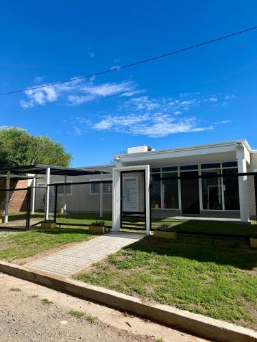 ein weißes Haus mit Glastüren auf einer Straße in der Unterkunft Copetonas in Nono