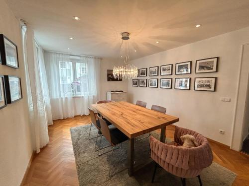 a dining room with a wooden table and chairs at Casa Cambodunum in Kempten