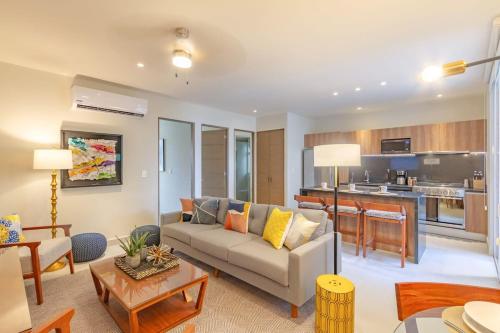 Köök või kööginurk majutusasutuses Chic Beachfront Condo Ocean View Rooftop Pools