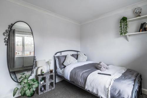 Ένα ή περισσότερα κρεβάτια σε δωμάτιο στο Stylish Two-Bed Apartment in Ashford