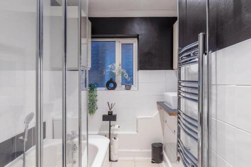 Ένα μπάνιο στο Stylish Two-Bed Apartment in Ashford