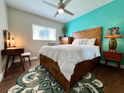 Postel nebo postele na pokoji v ubytování Golden Downey Designer Abode - Poolside Suite