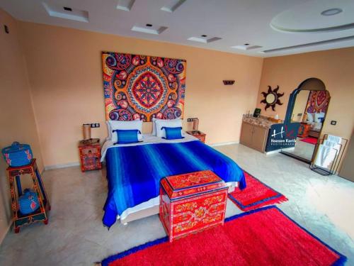 Chefchaouen Bedroom - Traditional Moroccan : غرفة نوم بسرير ازرق مع سجادة حمراء
