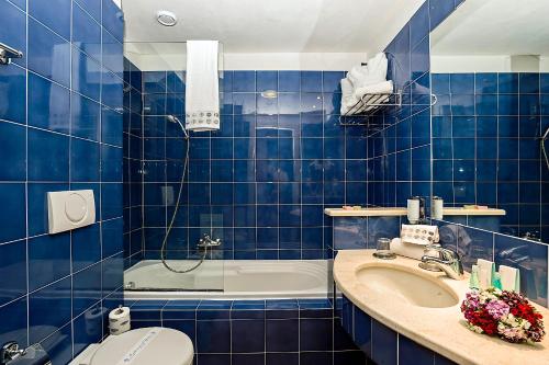 a bathroom with a sink, toilet and bathtub at Mahara Hotel & Wellness in Mazara del Vallo