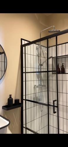 eine Duschkabine im Bad mit WC in der Unterkunft Sunray House - Sea View, 20m from the Beach in Felixstowe