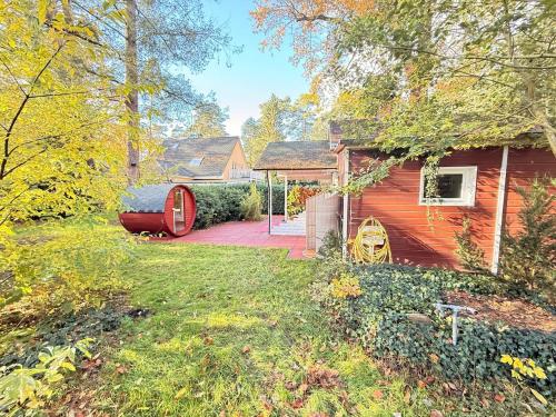 una casa con un terrazzo e una casa di Chalet im Wald mit Sauna a Schönwalde