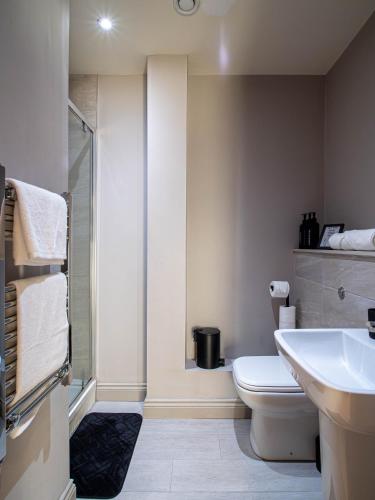 a bathroom with a toilet and a sink at Modern 1 bed Apartment in Central Leeds in Central Station