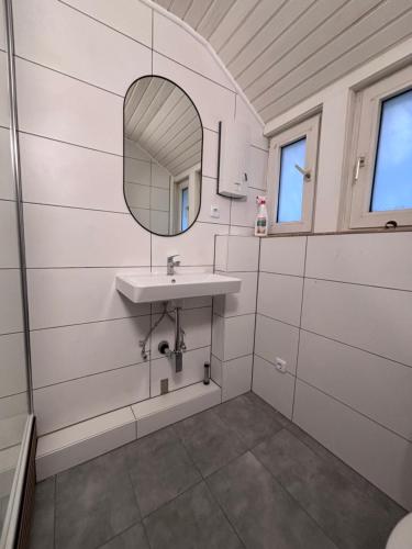 Ένα μπάνιο στο Komfortzimmer #5 für zwei Reisende mit 2 Betten, Gemeinschafts Bad und Küche