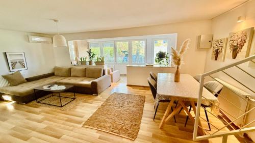 ein Wohnzimmer mit Sofa und Tisch in der Unterkunft Casa Bella Fruška Gora with HOT TUB in Velika Remeta