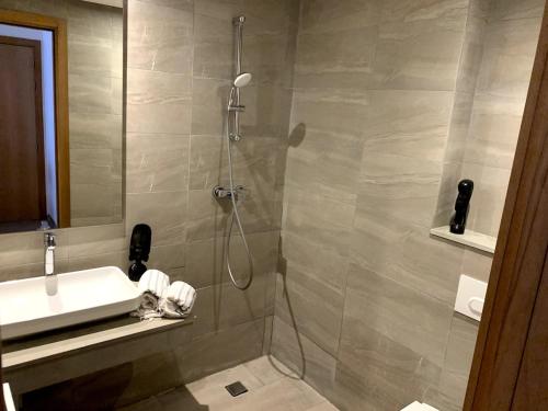 Grand Appart 3 chambres à 300 m de la Plage avec piscine et garage في تمارة: حمام مزود بدش ومغسلة